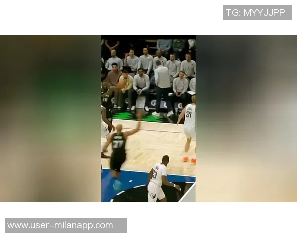 兰德尔表现出色17投10中贡献23分10篮板4助攻带领球队取得胜利